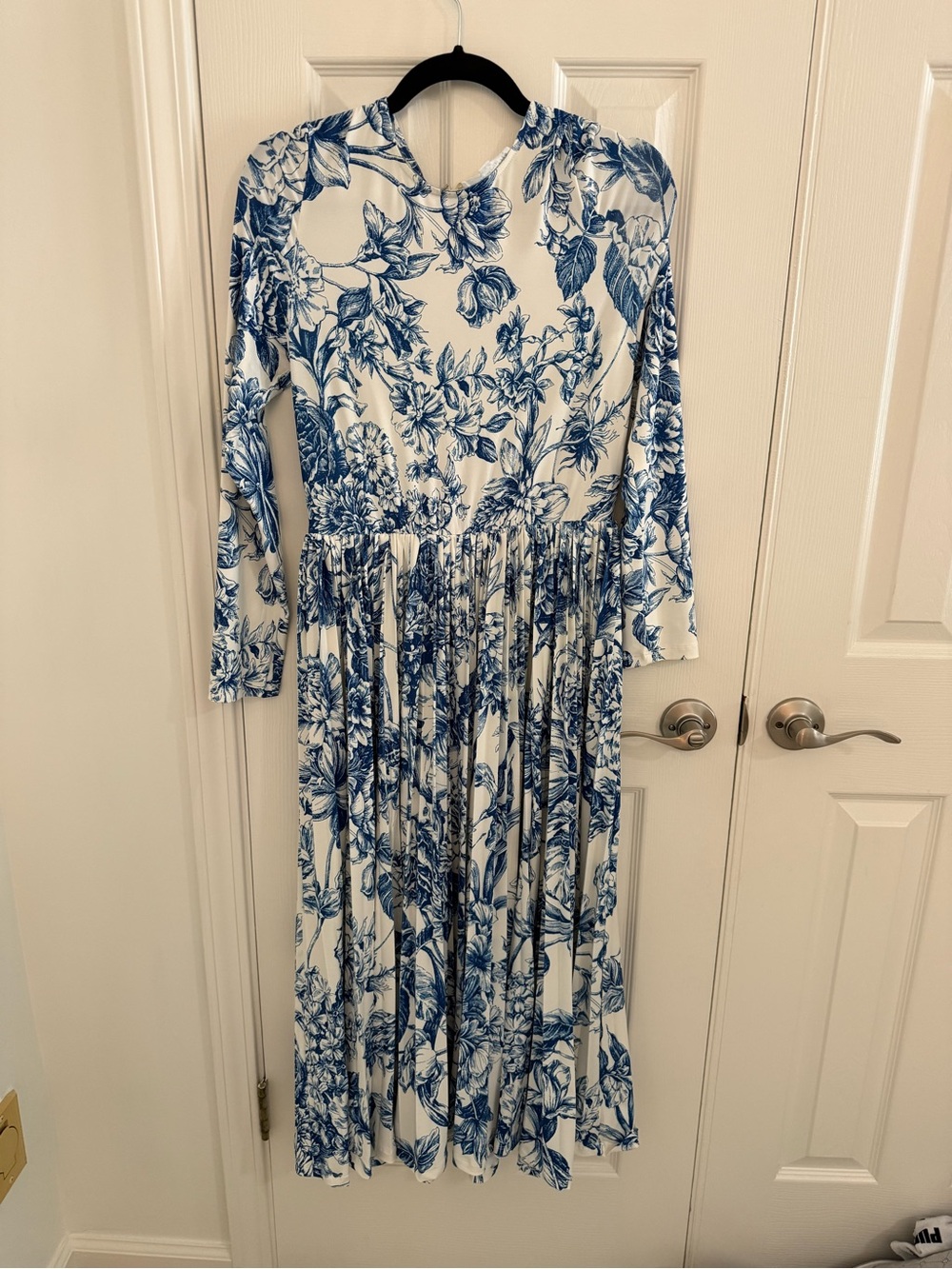 Hyacinth House - Blue Floral Long Sleeve Midi Dress - White & Blue